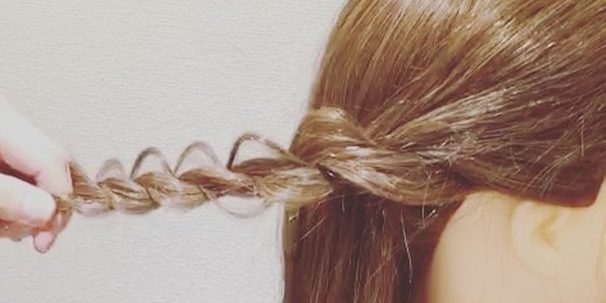 いつものアレンジを格上げ ロープ編みの基本のやり方 ヘアアレンジ